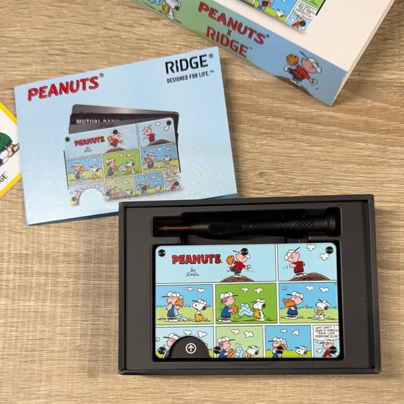 Peanuts Blue RFID Blocking Wallet - Picture 3 of 5